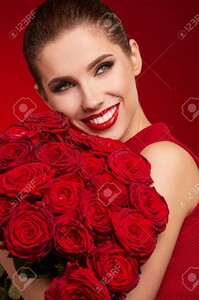 72813882-Belle-femme-surprise-avec-des-l-vres-rouges-posant-avec-des-fleurs-dans-le-studio-sur-un-fond-de-jou-Banque-d'images.jpg