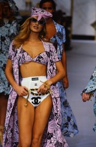 111345018_chanel-ss-1993(11).thumb.jpg.0e1346272fbfed9a73062159acfad497.jpg