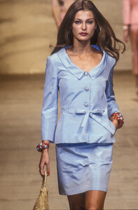 1114587916_Blumarine2000WomenRTW49.thumb.jpg.b2451d912a5d22882bc27479ab85f956.jpg