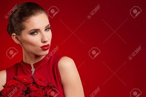 72813880-Belle-femme-surprise-avec-des-l-vres-rouges-posant-avec-des-fleurs-dans-le-studio-sur-un-fond-de-jou-Banque-d'images.jpg