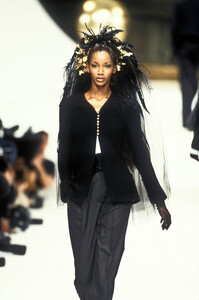 1118875465_ChanelCoutureSpring19945.thumb.jpg.395899c9e212d3f01e068c4c494aba7f.jpg