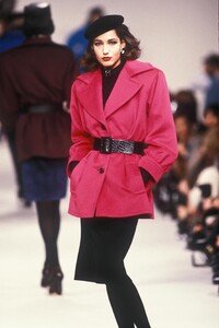 1145870085_YvesSaintLaurent1985WomenRTW43.thumb.jpg.617226af0794483e2a5d6403a836f2bc.jpg