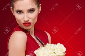 74215930-Portrait-d-une-belle-jeune-femme-souriante-tas-de-d-tention-de-roses-blanches-et-en-regardant-la-cam-Banque-d'images.jpg