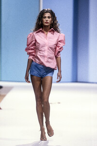 1199084077_Balmain2000WomenRTW15.thumb.jpg.e934bb99c2dab707fbb6e6e4354abeef.jpg