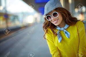 71577625-jolie-femme-adulte-avec-une-valise-près-de-la-gare-sur-la-plate-forme-.jpg