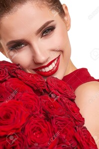 72865837-Belle-femme-surprise-avec-des-l-vres-rouges-posant-avec-des-fleurs-dans-le-studio-sur-un-fond-de-jou-Banque-d'images.jpg