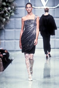 1248152472_Valentino1996HauteCouture55.thumb.jpg.457afac1e653dfef41c8c35c2d01831a.jpg