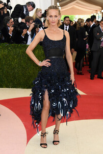 Amber+Valletta+Manus+x+Machina+Fashion+Age+7gxHeJfpnXAl.jpg