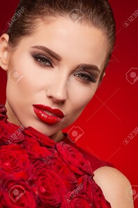 72770549-Belle-femme-surprise-avec-des-l-vres-rouges-posant-avec-des-fleurs-dans-le-studio-sur-un-fond-de-jou-Banque-d'images.jpg