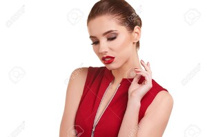 72218425-Portrait-d-une-jeune-femme-gaie-brune-en-robe-rouge-posant-et-en-d-tournant-les-yeux-sur-fond-blanc-Banque-d'images.jpg