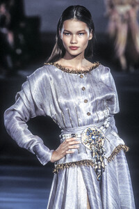 1270314615_LouisFeraudCoutureFall19993.thumb.jpg.096fd6ebc158cb79b02dc858d3f807be.jpg