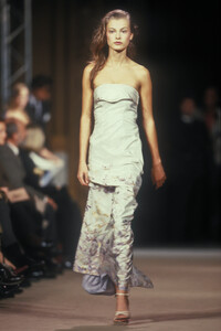 1283843956_Chloe1998WomenRTW27.thumb.jpg.c06a403d62215f47786f43aaa19209b6.jpg