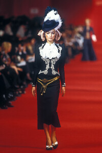 128935859_Givenchy1997WomenRTW24.thumb.jpg.8c4873bfb41b0a2ce407cb5963108bb4.jpg