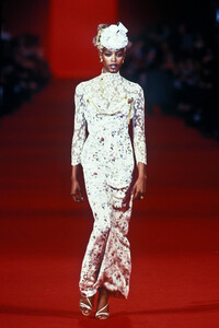 1293106517_Givenchy1997Naomi.thumb.jpg.f18547637a40315dfbdb136a5d91f489.jpg