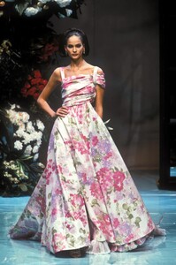 1295316304_ChristianDior1996HauteCouture132.thumb.jpg.61f2ca1fd73c865450839a6e028241c2.jpg