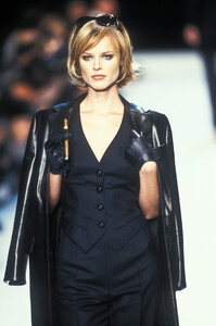 1303214813_ChristianDior1997WomenRTW114.thumb.jpg.f73ab7f26853fa7c02886d1ddd6c54d6.jpg