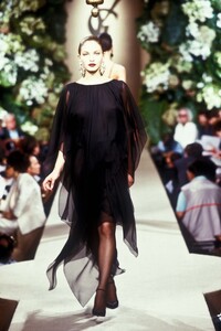 1352160009_YvesSaintLaurent1998HauteCouture144.thumb.jpg.06f652c0cdb33706dad295d952dd07ff.jpg