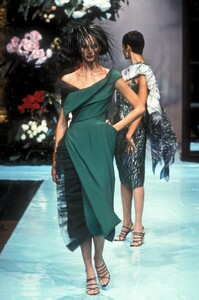 1358532587_ChristianDior1996HauteCouture8.thumb.jpg.5cc9888f0c9fdeef7d9c4b0d8447611e.jpg