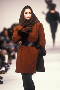 1377805631_YvesSaintLaurent1985WomenRTW88.thumb.jpg.abcc2084cf07579f5bfc8c294bcc5515.jpg