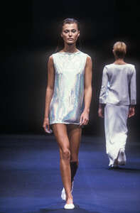 1385546482_PacoRabanne1998WomenRTW7.thumb.jpg.fcd70bd47747c4007ce8b4b547234985.jpg