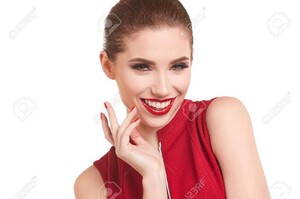 75624282-portrait-d-une-jeune-femme-brune-de-bonne-humeur-dans-posing-robe-rouge-et-en-détournant-les-yeux-s.jpg