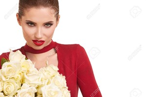 71589407-femme-tenant-bouquet-de-roses-blanches-et-en-regardant-la-cam-ra-Saint-Valentin-cocept-Banque-d'images.jpg