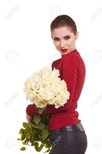 71589427-femme-tenant-bouquet-de-roses-blanches-et-en-regardant-la-caméra-saint-valentin-cocept.jpg