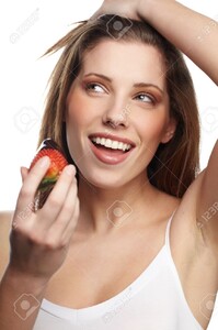 12114085-portrait-de-femme-couch-e-avec-une-fraise-Banque-d'images.jpg