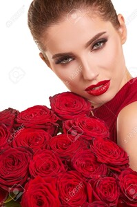 71589401-Beau-mod-le-posant-avec-des-roses-rouges-dans-le-studio-La-Saint-Valentin-Banque-d'images.jpg