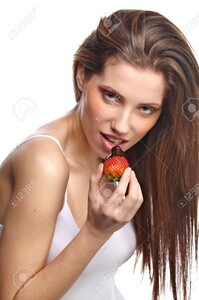 8878380-Belle-femme-avec-fraises--Banque-d'images.jpg