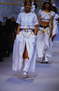 1471372714_chanel-ss-1993(7).thumb.jpg.bcfc2128101d945ccb6dc69e88945ad9.jpg