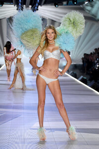 1498943007_ToniGarrn2018VictoriaSecretFashionShowlkFfEtp9V8Rx.jpg.14031dfe5b550ebceda66976c829be3c.thumb.jpg.9c2ae490f4c4baffc73969e81fe5282b.jpg