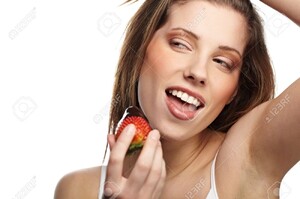 8878360-Belle-fille-manger-une-fraise-rouge-fra-che-avec-sauce-au-chocolat--Banque-d'images(1).jpg