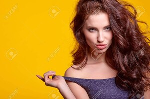 52675747-belle-fille-d-été-souriant-à-la-caméra-sur-fond-jaune-beauté-mode-.jpg