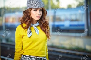 72012731-jolie-jeune-femme-dans-une-gare-image-couleur-tonique--Banque-d'images.jpg