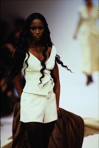 1537334053_naomi-campbell(4).thumb.jpg.79612dad2831e8d2a81540c02db6b812.jpg