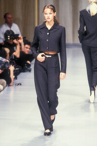 1542467636_SalvatoreFerragamo1996WomenRTW127.thumb.jpg.b9995dfb6572e6e3d774ab1450a9cc49.jpg