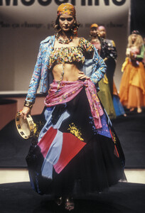 155376280_Moschino1996WomenRTW81.thumb.jpg.94676bf142bb2b857bf840fcc928eeed.jpg