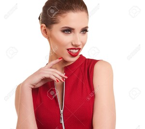 72218451-Portrait-d-une-jeune-femme-gaie-brune-en-robe-rouge-posant-et-en-d-tournant-les-yeux-sur-fond-blanc-Banque-d'images.jpg