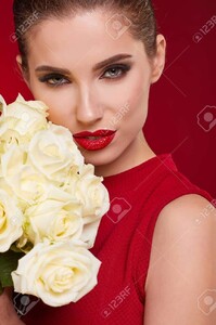 72865856-portrait-d-une-belle-jeune-femme-souriante-tas-de-détention-de-roses-blanches-et-en-regardant-la-ca.jpg