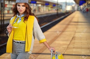 62625676-jolie-jeune-femme-dans-une-gare-image-couleur-tonique--Banque-d'images (1).jpg