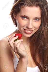 8878388-Belle-femme-avec-fraise--Banque-d'images.jpg