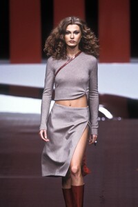 1598026866_Valentino1999WomenRTW2.thumb.jpg.85e7c46f7fe1a1141f7b102a259caeac.jpg