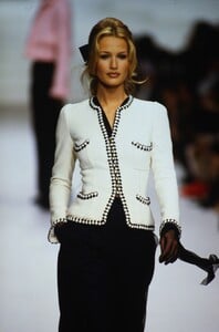1601177623_CHANEL-COUTURE-SPRING-1994-KAREN-MULDER(1).thumb.jpg.6927fa155b743233407fca60775247c4.jpg