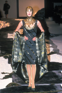 1619120053_Givenchy1998HauteCouture67.thumb.jpg.dbc70c2cb9d8b291502178dde7432c7c.jpg