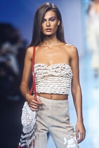 1646914694_Valentino2000WomenRTW161.thumb.jpg.a0685f71a0fee668e43b9e278b445185.jpg