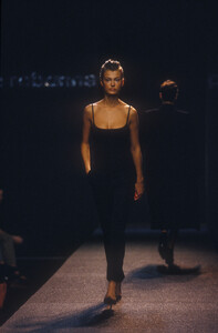 1678633572_PacoRabanne1998WomenRTW93.thumb.jpg.7ef00f79afb01439e97a35567dcfb09c.jpg