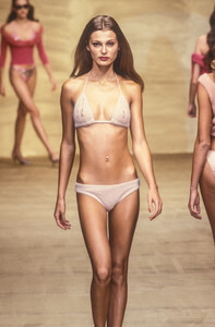 1690160119_Blumarine2000WomenRTW51.thumb.jpg.a28e14192b1832ce7e25a4def8308850.jpg