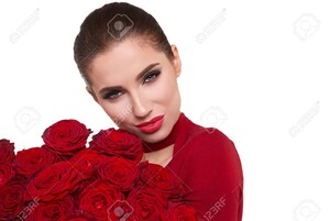 71584602-Beau-mod-le-posant-avec-des-roses-rouges-dans-le-studio--Banque-d'images.jpg