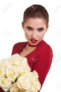 71589428-femme-tenant-bouquet-de-roses-blanches-et-en-regardant-la-caméra-saint-valentin-cocept.jpg